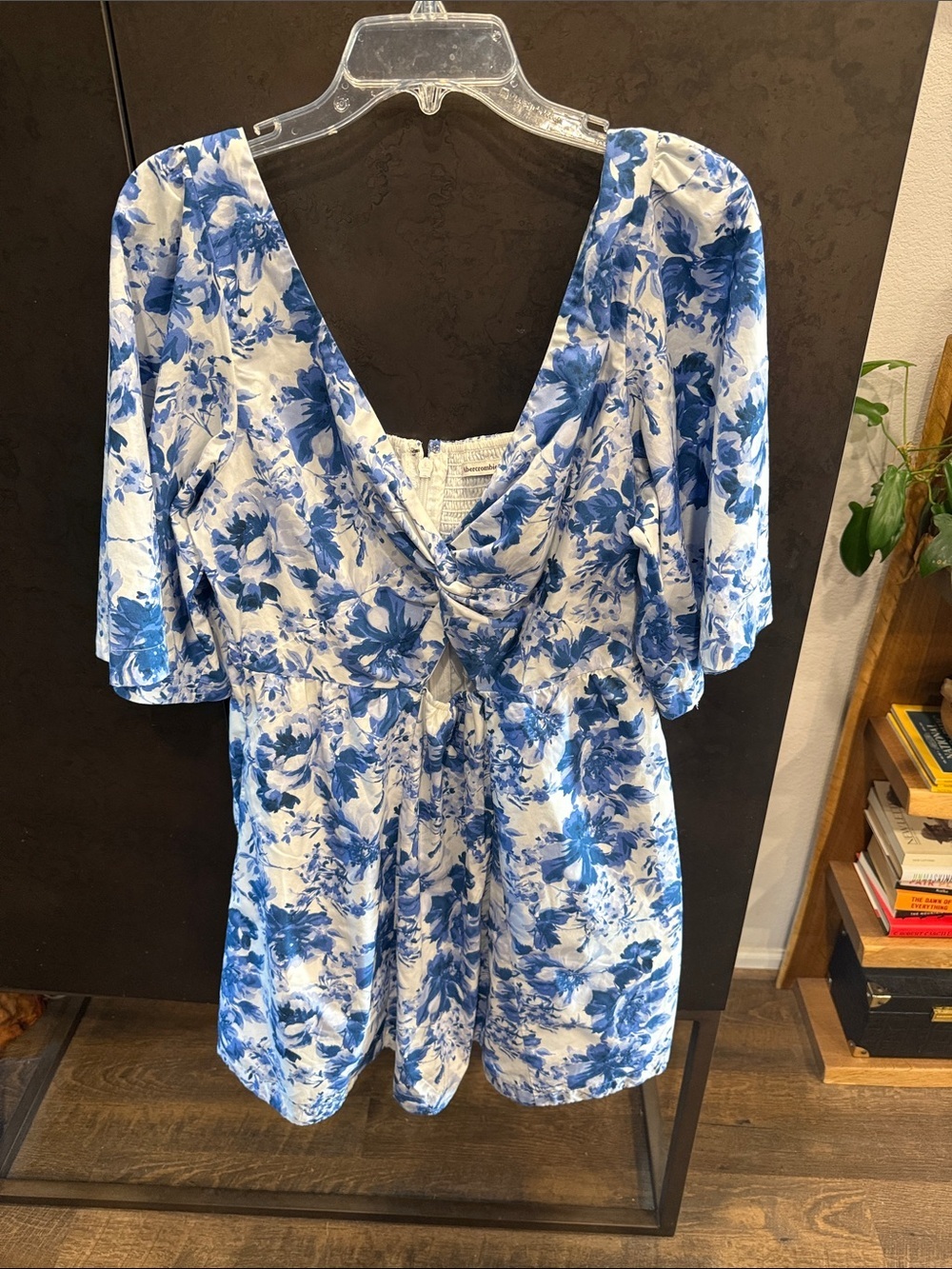 Abercrombie & Fitch White and Blue Floral Mini Dress size Large Tall